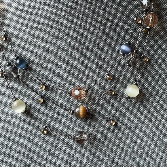 Pretty hand strung three string beaded necklace - Picture 3 of 9